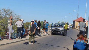 la familia del joven que cayo al canal de riego corta el puente de dique ballester