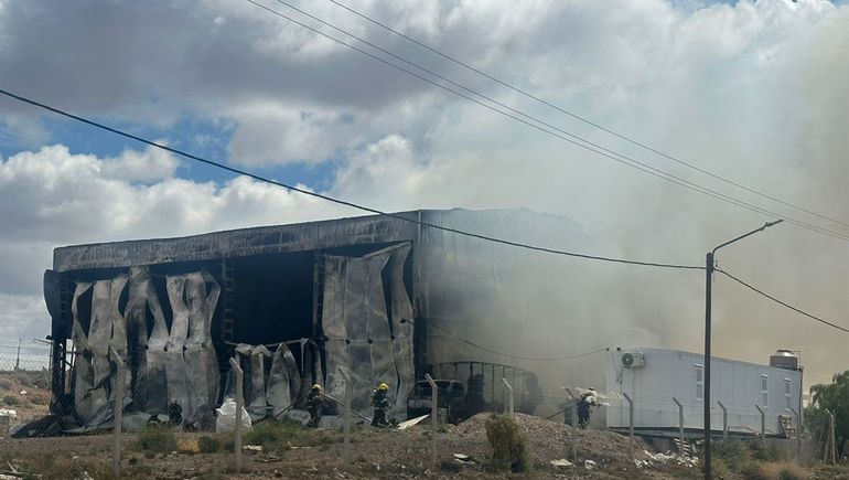 Incendio con pérdidas totales en depósito municipal donde funcionaba un banco de alimentos