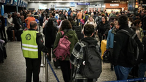 Aerolíneas Argentinas anunció posibles demoras en sesenta vuelos por protesta de pilotos. Aerolíneas Argentinas anunció posibles demoras en sesenta vuelos por protesta de pilotos.