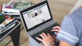 Quiso vender un mueble por Facebook y terminó estafada con más de medio millón de pesos
