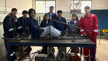 En una escuela técnica de Comodoro Rivadavia construyen un auto eléctrico. En una escuela técnica de Comodoro Rivadavia construyen un auto eléctrico.