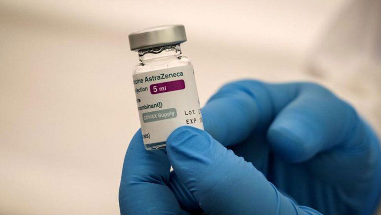 Tenían que recibir la dosis de Sinopharm y les aplicaron la segunda de AstraZeneca