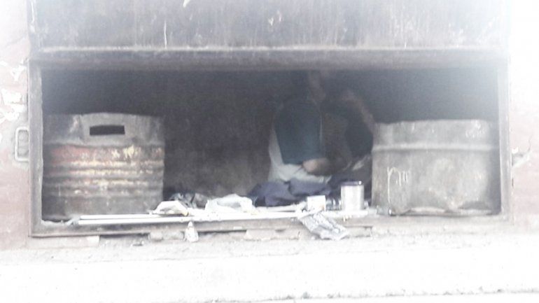 Un joven discapacitado vive en un contenedor de basura