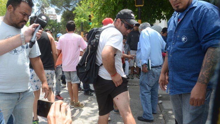 Enfrentamientos en pleno centro entre miembros de la Uocra y desocupados