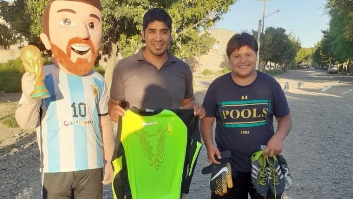 Entregaron botines de fútbol a chicos carenciados de El Chañar