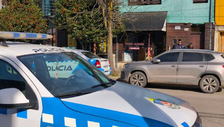 El robo en el almacén de Junín de los Andes donde el ladón le tiró gas pimienta a mujer que atendía el local. El robo en el almacén de Junín de los Andes donde el ladón le tiró gas pimienta a mujer que atendía el local.