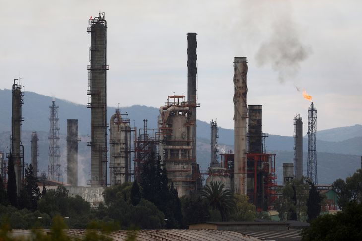 Imagen de archivo. El exceso de gas natural es quemado en la refinería de petróleo de Tula