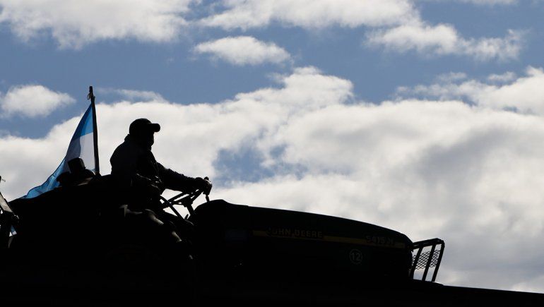 Tractorazo cerca del Tercer Puente: los productores hacen un piquete sobre la Ruta 151