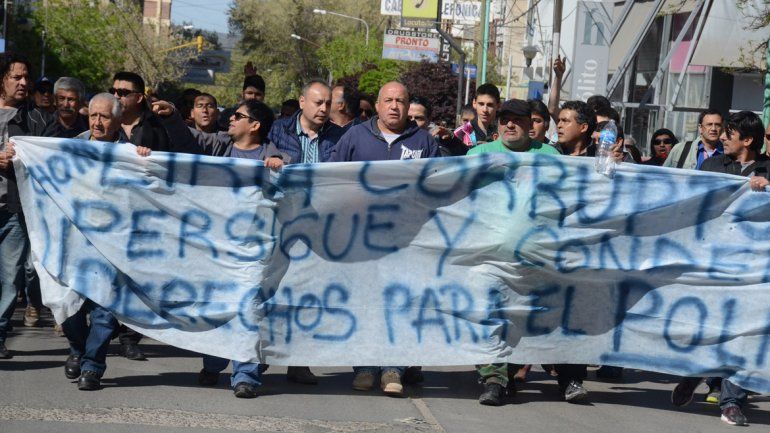 El policía que disparó quedará preso en su casa