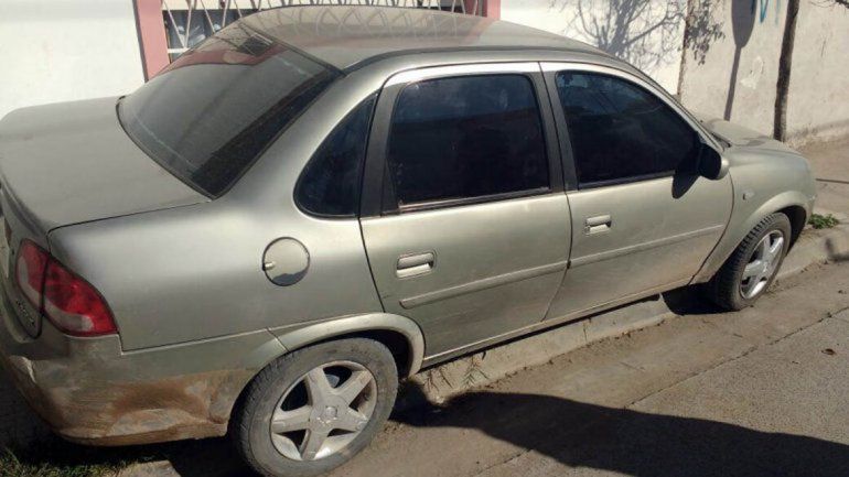 El Chevrolet Corsa secuestrado está vinculado a los dos robos.