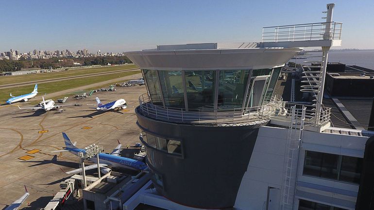 Susto en Aeroparque: mujer violó la seguridad y llegó hasta la torre de control