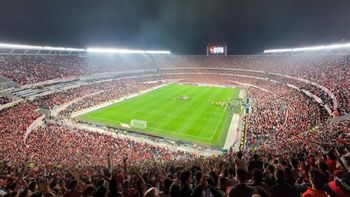 River juega en el Monumental. River juega en el Monumental.