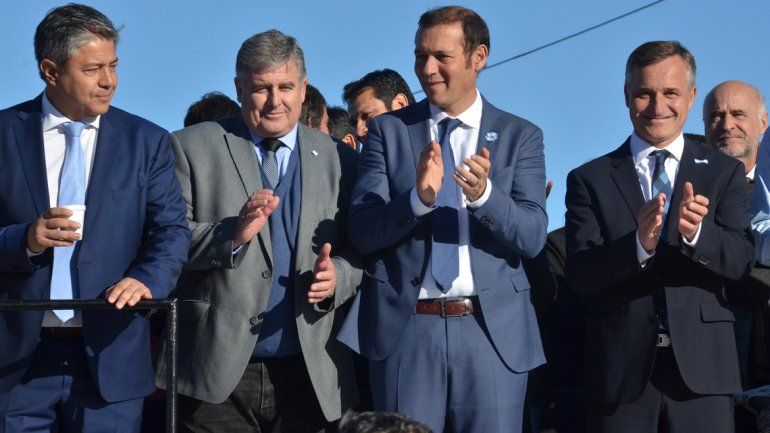 Alejandro Nicola estrenó su condición de precandidato a concejal en la celebración del 25 de Mayo.