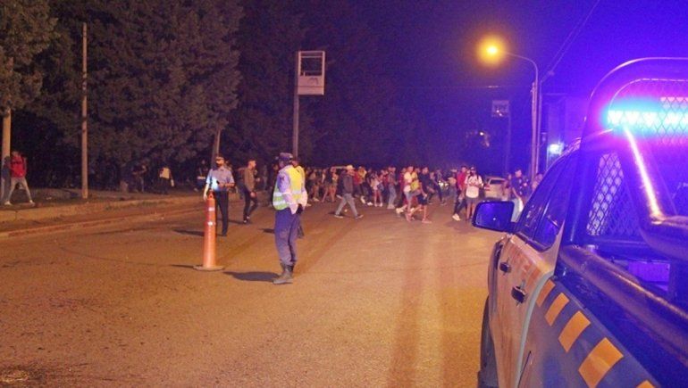 La Policía les pidió que terminaran con los festejos y volaron los botellazos