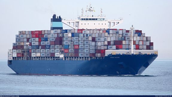 El buque Maersk Saltoro con su carga completa navega por el pacífico.