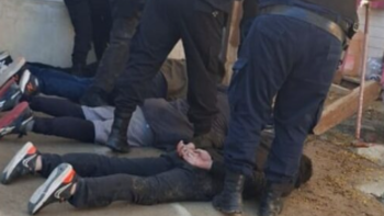 Los cuatro sujetos fueron atrapados por la policía de Comodoro Rivadavia luego de que en el centro de monitoreo notaron movimientos extraños en la casa que atacaron. Los cuatro sujetos fueron atrapados por la policía de Comodoro Rivadavia luego de que en el centro de monitoreo notaron movimientos extraños en la casa que atacaron.