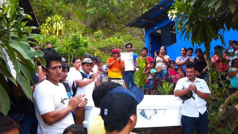 El video del momento en el que al chico lo sacan del cajón y lo llevan al hospital se viralizó rápidamente. El insólito hecho ocurrió en Tingo María