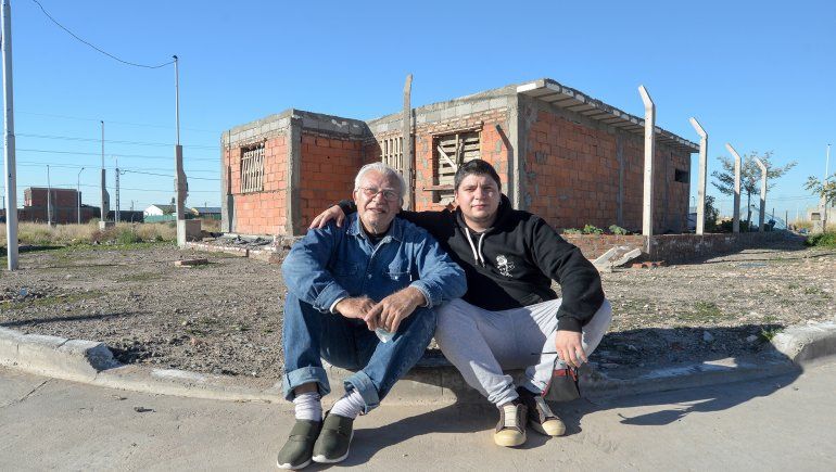 Jorge Montané y su hijo Nico, frente a la casa que están construyendo juntos.