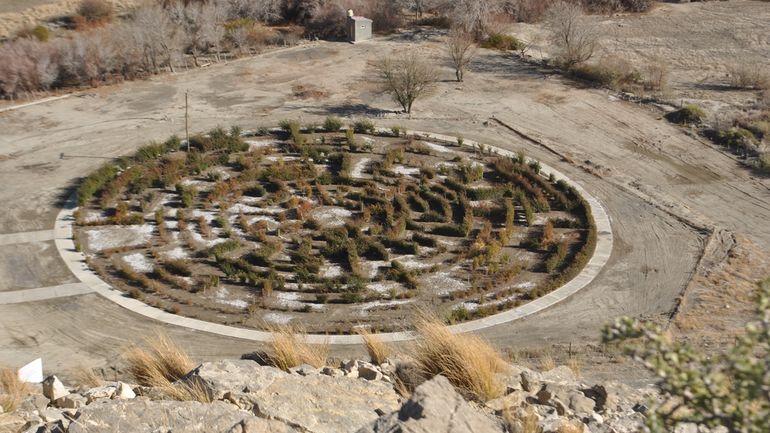 Crece un laberinto en el Pueblo Encantado: un filón turístico al pie del cerro Naunauco