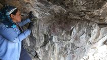 Una vecina de Zapala encontró la cueva con arte rupestre y dio inmediato aviso. Una vecina de Zapala encontró la cueva con arte rupestre y dio inmediato aviso.