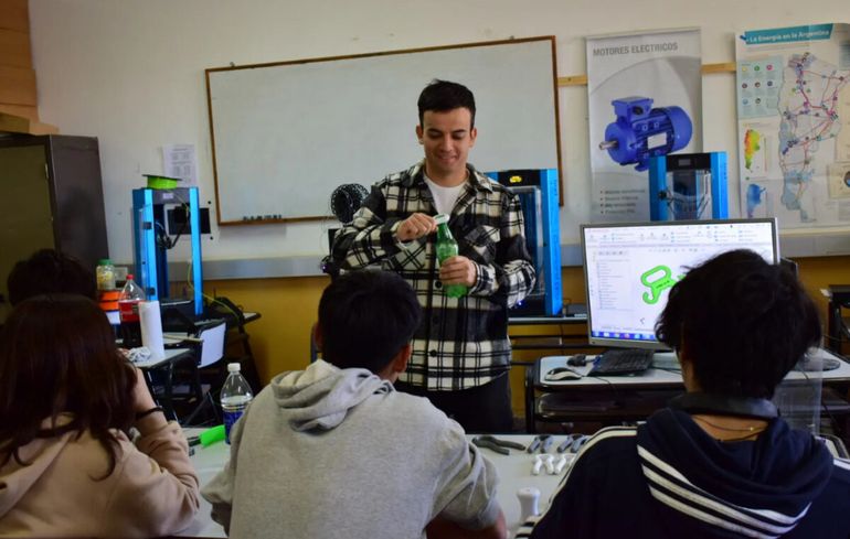 En octubre se seleccionarán los 10 finalistas y noviembre se sabrá quién es el gran ganador del Global Teacher Prize, por el que compite el docente de Bariloche. En octubre se seleccionarán los 10 finalistas y noviembre se sabrá quién es el gran ganador del Global Teacher Prize, por el que compite el docente de Bariloche.