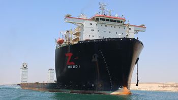 El buque sufrió una falla repentina en su dirección, lo que provocó su desvío en el kilómetro 45 del canal de Suez. El buque sufrió una falla repentina en su dirección, lo que provocó su desvío en el kilómetro 45 del canal de Suez.