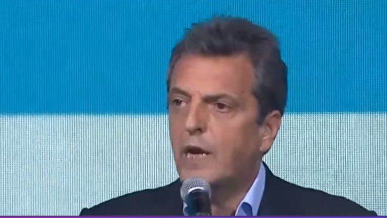 Sergio Massa intimó a las petroleras por la falta de nafta. “Si el martes a las 12 de la noche no está resuelto el abastecimiento, desde el miércoles no van a poder sacar un barco de exportación”. Sergio Massa intimó a las petroleras por la falta de nafta. “Si el martes a las 12 de la noche no está resuelto el abastecimiento, desde el miércoles no van a poder sacar un barco de exportación”.