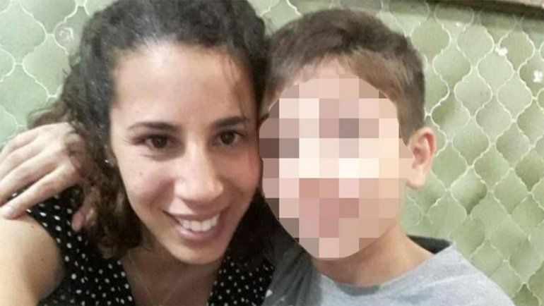 Balearon en la cara a una mujer policía para robarle el arma