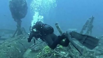 El centenario barco estaba entre 60 y 80 centímetros debajo del fondo del mar, frente a la icónica ciudad de Dubrovnik, en Croacia. El centenario barco estaba entre 60 y 80 centímetros debajo del fondo del mar, frente a la icónica ciudad de Dubrovnik, en Croacia.