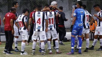 panal avispas cancha jugadores.jpg