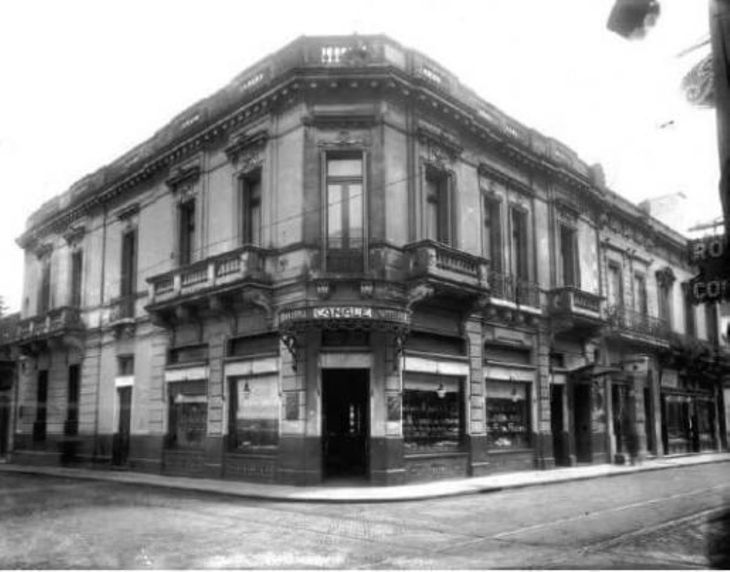 La primera panadería, ya ampliada, ubicada en la esquina de las calles Defensa y Cochabamba, en el barrio de San Telmo. La primera panadería, ya ampliada, ubicada en la esquina de las calles Defensa y Cochabamba, en el barrio de San Telmo.