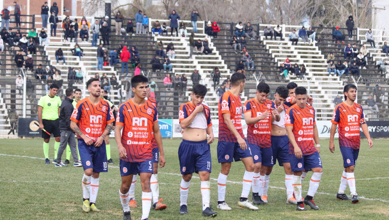 Deportivo Roca tiene más jugadores de experiencia para la definición, pero no pudo con Cipo en el primer partido. 