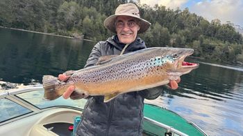¡sorpresa! un pescador saco una trucha de mas de 5 kilos del lago correntoso ¡sorpresa! un pescador saco una trucha de mas de 5 kilos del lago correntoso