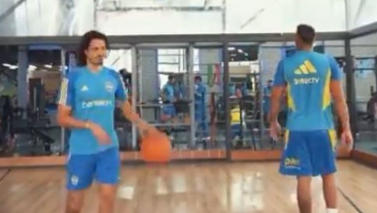 Está para la NBA: así juega al basket Cavani en los entrenamientos de Boca