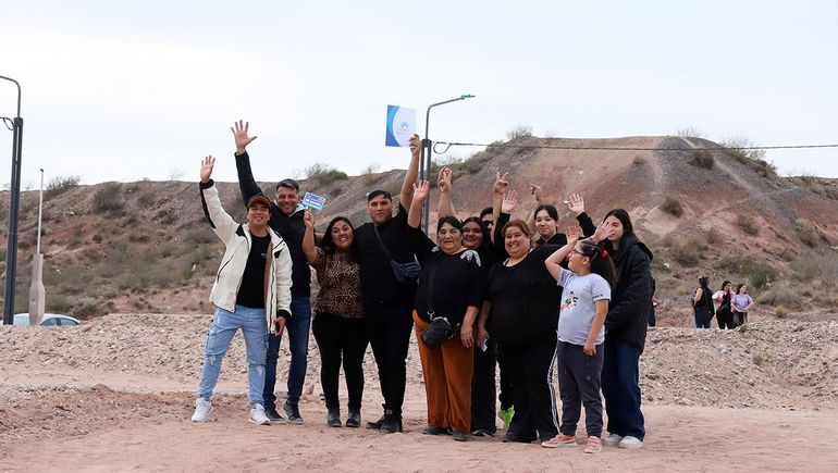Más de 400 familias neuquinas tendrán su lote propio. Más de 400 familias neuquinas tendrán su lote propio.