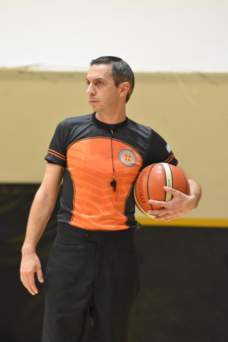 Carlos Herrera, el árbitro neuquino que siempre llega a la final