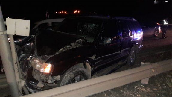 Violento accidente: una camioneta chocó de frente contra un poste 