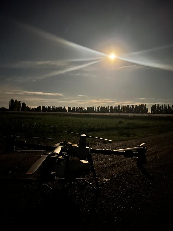 Silenciosos, eficientes y cada vez más presentes: los drones cambiaron la forma de aplicar y marcan el futuro de la fruticultura patagónica.