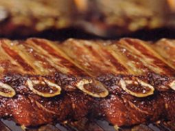 El salario cada vez alcanza para menos kilos de asado.