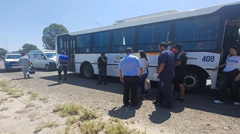 Dos pasajeras de colectivo heridas por una mala maniobra de un auto. | LM Neuquen Dos pasajeras de colectivo heridas por una mala maniobra de un auto.
