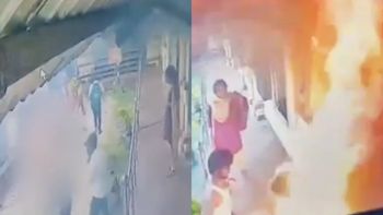 La joven se roció con combustible y se prendió fuego cerca del despacho del director de la universidad. La joven se roció con combustible y se prendió fuego cerca del despacho del director de la universidad.