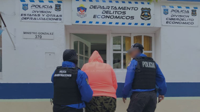 Hacía estafas millonarias con tarjetas de crédito: cuando la allanaron, le encontraron cocaína y marihuana | LM Neuquen Hacía estafas millonarias con tarjetas de crédito: cuando la allanaron, le encontraron cocaína y marihuana