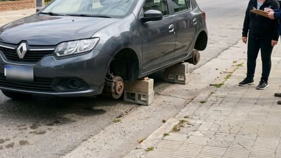 El auto apareció apoyado sobre ladrillos y sin tres ruedas frente a la casa de su propietaria.
