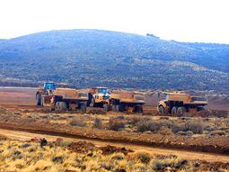 A 90 km de Jacobacci, la mina Calcatreu inició su producción de oro y plata en la estepa rionegrina. A 90 km de Jacobacci, la mina Calcatreu inició su producción de oro y plata en la estepa rionegrina.