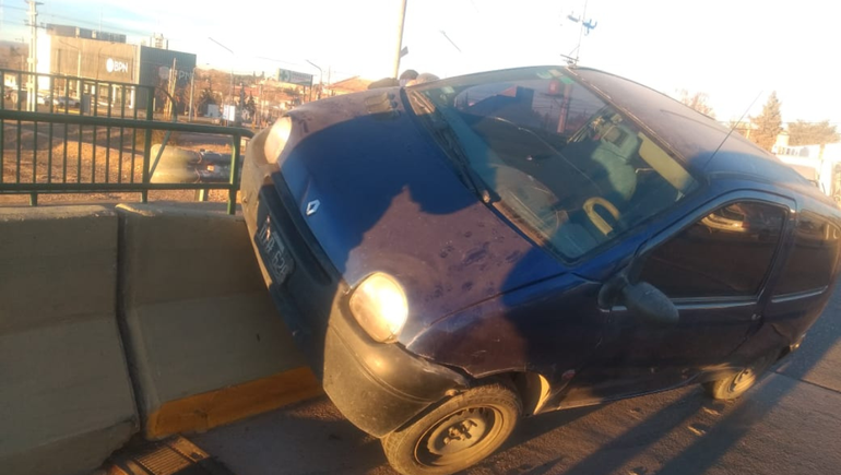 Otra vez un auto quedó colgado en la pasarela del puente de Alta Barda 