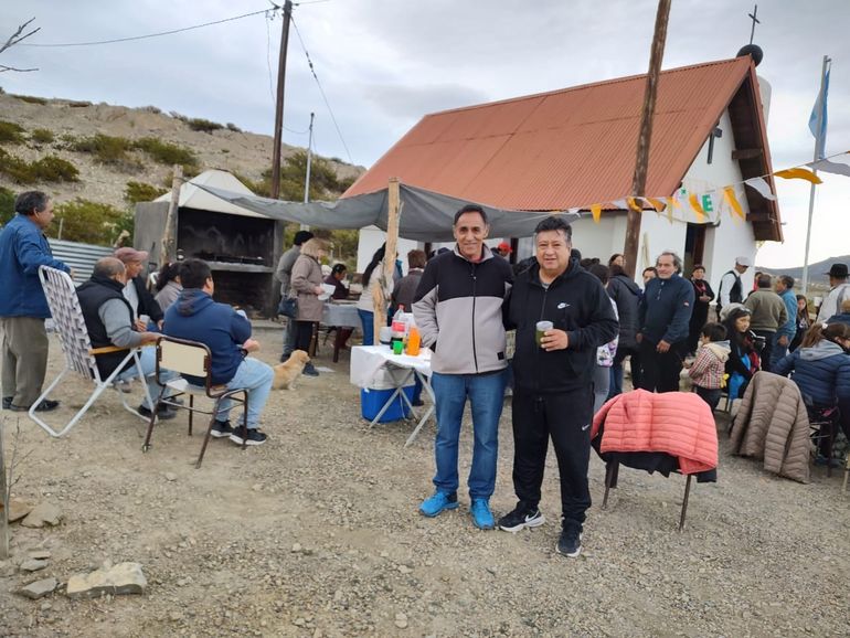 Teodoro Álvarez con el intendente de Chos Malal, Hugo Gutiérrez. Teodoro Álvarez con el intendente de Chos Malal, Hugo Gutiérrez.