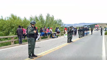 Gendarmería y otras fuerzas federales dispusieron un operativo para desalojar a los manifestantes en Ruta 40 Gendarmería y otras fuerzas federales dispusieron un operativo para desalojar a los manifestantes en Ruta 40