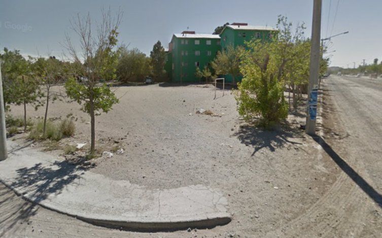 Los pescaron jugando al fútbol y atacaron a la Policía