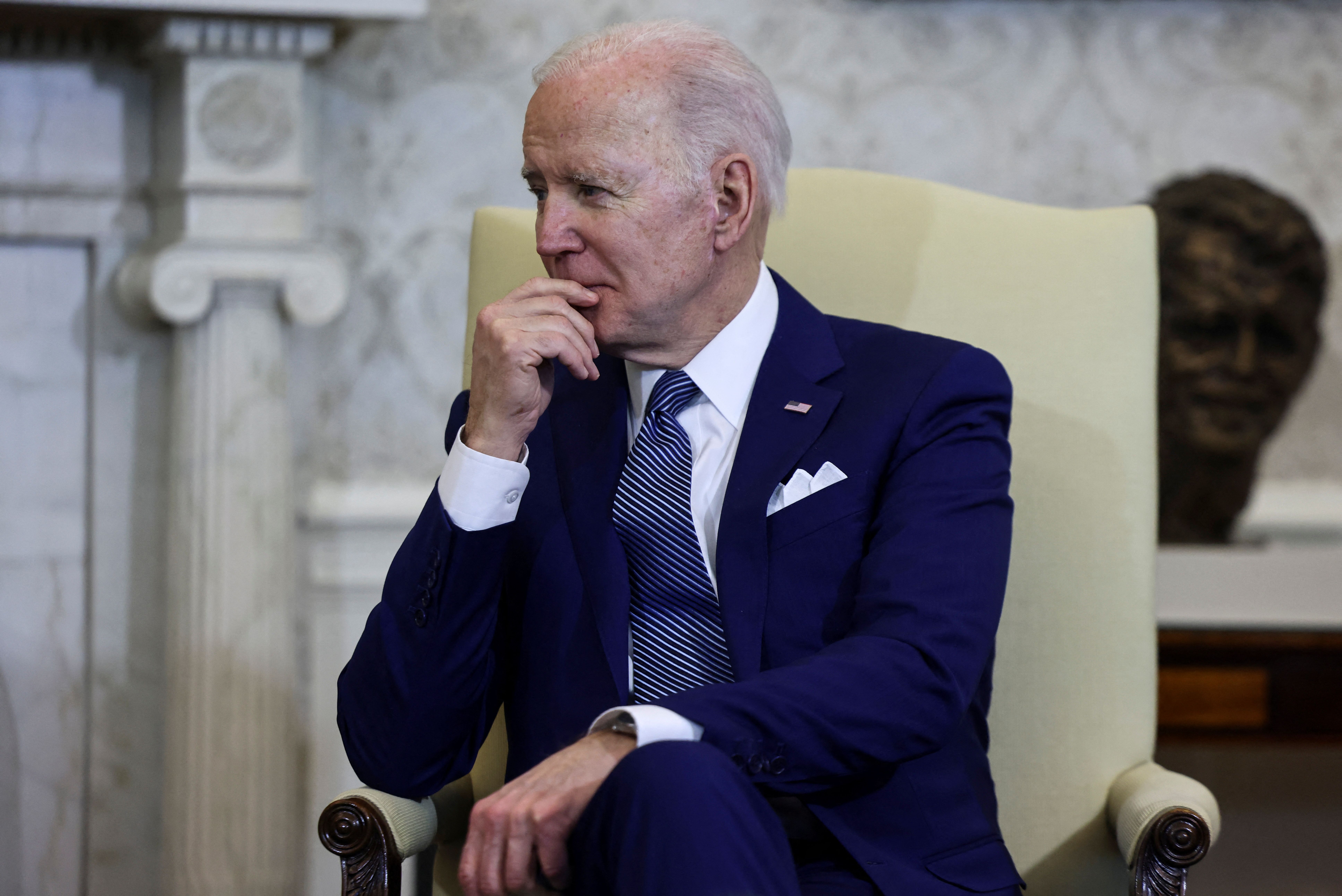 FOTO DE ARCHIVO: El presidente de Estados Unidos, Joe Biden, escucha mientras se reúne con el presidente de Finlandia, Sauli Niinisto, para hablar del ataque de Rusia a Ucrania, en el Despacho Oval