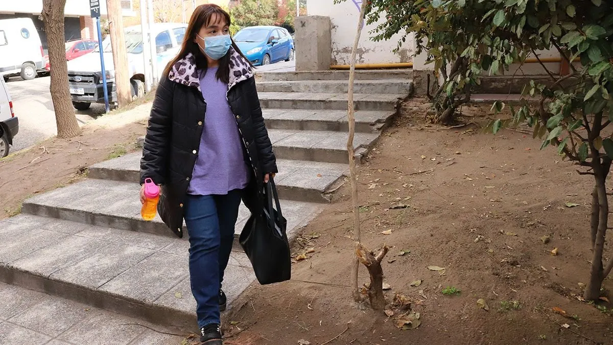 Teresa Monsalver, que supervisaba las cámaras de Las Palmas al momento de la desaparición de Ávalos, arribó al Juzgado Federal 2 con un barbijo para tapar su rostro.&nbsp;